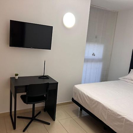 הוספיטלט דה יוברגאט Fira Gran Via 2 - Private Rooms In A Shared Apartment - Habitaciones Privadas En Apartamento Compartido מראה חיצוני תמונה