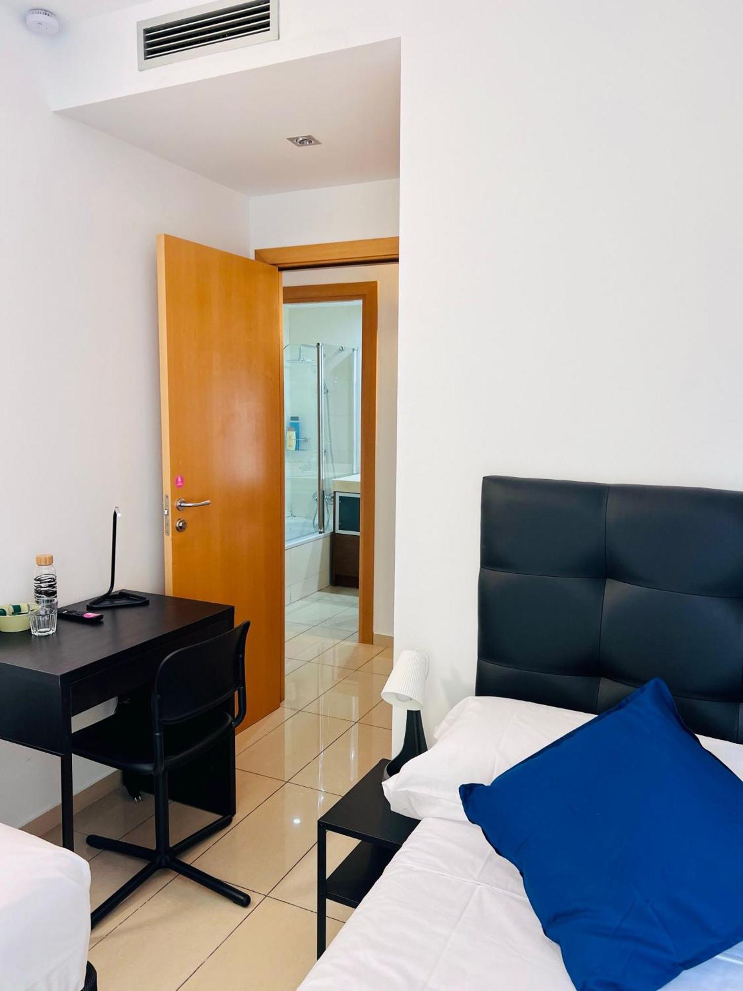 הוספיטלט דה יוברגאט Fira Gran Via 2 - Private Rooms In A Shared Apartment - Habitaciones Privadas En Apartamento Compartido מראה חיצוני תמונה