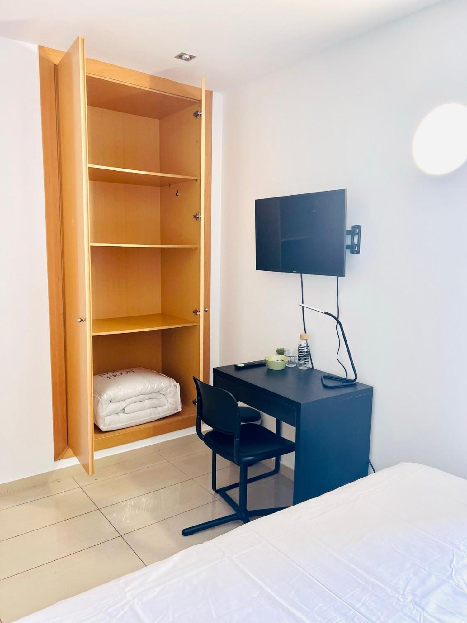 הוספיטלט דה יוברגאט Fira Gran Via 2 - Private Rooms In A Shared Apartment - Habitaciones Privadas En Apartamento Compartido מראה חיצוני תמונה